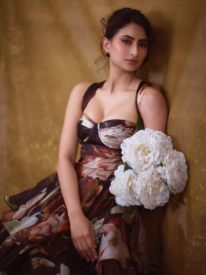 Soft pinkish makeup and messy bun matches her look. Statement black earrings are also a perfect choice for this outfit.