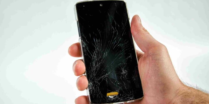 ఫోన్ వేడెక్కినప్పుడు కూడా చాలామంది ఛార్జింగ్ పెడతారు. ఇది బ్యాటరీకి చాలా ప్రమాదకరమని చెప్తున్నారు. వేడి ఫోన్ను ఛార్జ్ చేయడం వల్ల బ్యాటరీ ఆరోగ్యం వేగంగా క్షీణిస్తుంది. దాని జీవితకాలం కూడా తగ్గుతుంది. ఛార్జింగ్ చేసేటప్పుడు ఫోన్ కవర్ తీసివేయాలి. తద్వారా వేడి బయటకు వెళ్లవచ్చు. అలాగే ఫోన్ను ఎండలో, వేడి ఉపరితలంపై లేదా తేమతో కూడిన ప్రదేశంలో ఎప్పుడూ ఛార్జ్ చేయకూడదు. ఇది బ్యాటరీకి శాశ్వత నష్టం కలిగిస్తుంది.