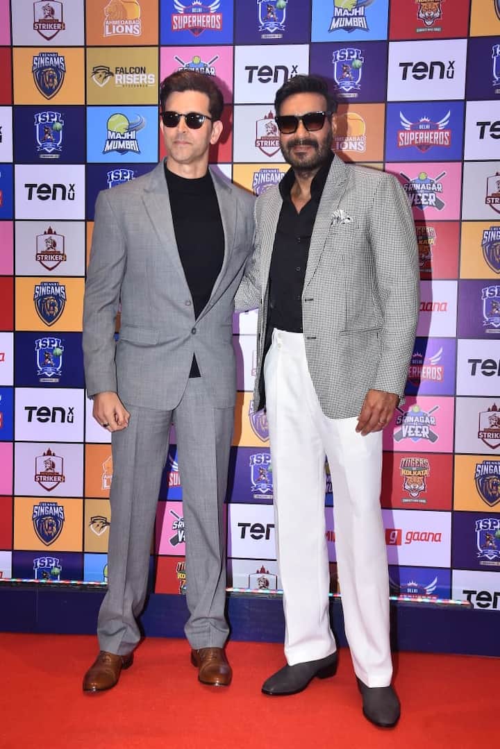 ऋतिक रोशन और अजय देवगन की जोड़ी भी खूब सुर्खियां बटोर रही हैं. के फॉर्मल लुक में बॉलीवुड के दो बड़े स्टार्स ने कैमरा के सामने जमकर पोज दिया. दोनों का ही स्टाइल फैंस का दिल जीत रहा है.