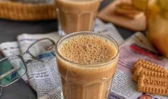 बाज़ार में मिलने वाले ज़्यादातर बिस्कुट मैदे, ज़्यादा चीनी, नमक और प्रिज़र्वेटिव से बने होते हैं। चाय के साथ बिस्कुट खाने से ब्लड शुगर अचानक बढ़ सकता है और शरीर पर नकारात्मक असर पड़ सकता है।