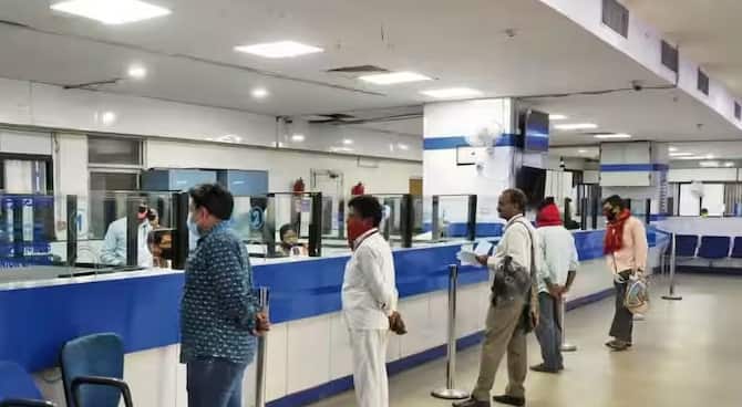 જો તમે ATMમાંથી પૈસા ઉપાડવા જાઓ છો અને ફાટેલી કે ક્ષતિગ્રસ્ત નોટ મળે છે તો ગભરાવાની કોઈ જરૂર નથી. RBIના નિયમો જણાવે છે કે ATMમાંથી નીકળેલી દરેક ક્ષતિગ્રસ્ત નોટ બેન્કની જવાબદારી છે. આનો અર્થ એ છે કે તમારો એક પણ રૂપિયો ડૂબતો નથી. બેન્કે નોટ એક્સચેન્જ કરવી જ પડશે. તમારા પૈસા સુરક્ષિત રહે તે માટે તમારે ફક્ત યોગ્ય પદ્ધતિ જાણવાની જરૂર છે. દુકાનદારો ઘણીવાર ફાટેલી કે ક્ષતિગ્રસ્ત નોટ સ્વીકારવાનો ઇનકાર કરે છે