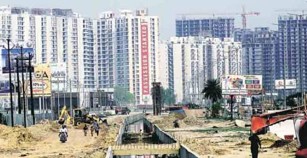 ਪਾਣੀ ਦੇ ਕੁਨੈਕਸ਼ਨ ਕੱਟਣ ਦੇ ਆਦੇਸ਼  ਟੈਕਸ ਨਾ ਭਰਨ ਵਾਲੇ ਪ੍ਰਾਪਰਟੀ ਮਾਲਕਾਂ ਦੇ ਪਾਣੀ ਦੇ ਕੁਨੈਕਸ਼ਨ ਕੱਟਣ ਦੇ ਵੀ ਆਦੇਸ਼ ਜਾਰੀ ਕੀਤੇ ਗਏ ਹਨ। ਨਿਗਮ ਨੇ ਸਪੱਸ਼ਟ ਕਰ ਦਿੱਤਾ ਹੈ ਕਿ ਜੇਕਰ ਨਿਰਧਾਰਤ ਸਮੇਂ ਦੇ ਅੰਦਰ ਟੈਕਸ ਦਾ ਭੁਗਤਾਨ ਨਹੀਂ ਕੀਤਾ ਜਾਂਦਾ ਹੈ, ਤਾਂ ਜਾਇਦਾਦ ਨੂੰ ਜ਼ਬਤ ਕਰ ਲਿਆ ਜਾਵੇਗਾ ਅਤੇ ਜੇਕਰ ਜ਼ਰੂਰੀ ਹੋਇਆ ਤਾਂ ਵੇਚ ਵੀ ਦਿੱਤਾ ਜਾਵੇਗਾ। ਪੰਜਾਬ ਨਗਰ ਨਿਗਮ ਐਕਟ 1994 ਨਿਗਮ ਨੂੰ ਜਾਇਦਾਦ ਨੂੰ ਜ਼ਬਤ ਕਰਨ ਅਤੇ ਵੇਚਣ ਦੋਵਾਂ ਦਾ ਅਧਿਕਾਰ ਦਿੰਦਾ ਹੈ।  ਨਿਗਮ ਕਮਿਸ਼ਨਰ ਅਮਿਤ ਕੁਮਾਰ ਨੇ ਹਰ ਤਰ੍ਹਾਂ ਦੇ ਟੈਕਸ ਡਿਫਾਲਟਰਾਂ ਵਿਰੁੱਧ ਸਖ਼ਤ ਕਾਰਵਾਈ ਕਰਨ ਦੇ ਨਿਰਦੇਸ਼ ਜਾਰੀ ਕੀਤੇ ਹਨ। ਇਸ ਵੇਲੇ, ਨਿਗਮ 'ਤੇ ਟੈਕਸ ਡਿਫਾਲਟਰਾਂ ਤੋਂ ₹170 ਕਰੋੜ ਤੋਂ ਵੱਧ ਦਾ ਕੁੱਲ ਬਕਾਇਆ ਹੈ, ਜਿਸ ਵਿੱਚੋਂ ਲਗਭਗ ₹100 ਕਰੋੜ ਅਦਾਲਤਾਂ ਵਿੱਚ ਲੰਬਿਤ ਹੈ।