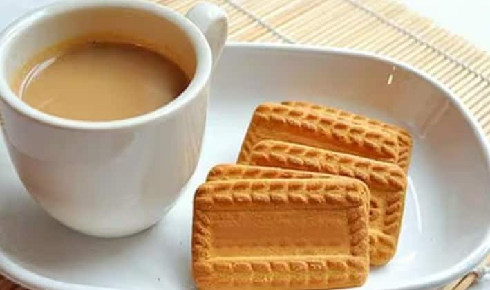 चाय और बिस्कुट का मिश्रण आंत में मौजूद अच्छे बैक्टीरिया को कमज़ोर कर देता है। इससे पाचन क्षमता कम हो जाती है और भारीपन, गैस और पेट फूलने जैसी समस्याएँ होती हैं।