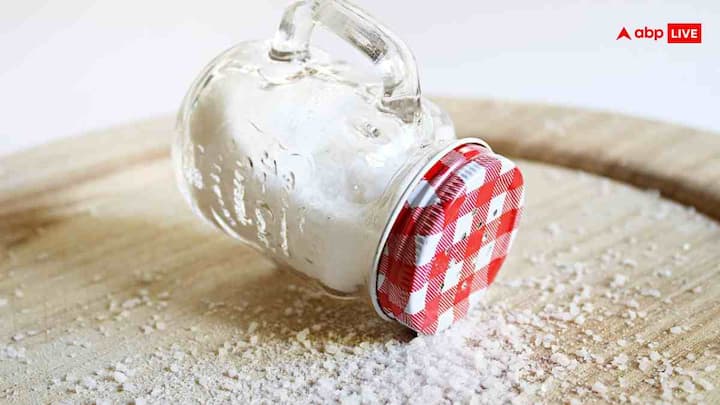 ఉప్పు ఒక సహజ సంరక్షకం. అందువల్ల ఇది ఎప్పటికీ చెడిపోదు. ఉప్పులో అయోడిన్ లేదా యాంటీ-కేకింగ్ ఏజెంట్లు వంటి సంకలనాలు కలపకపోతే.. అది ఎల్లప్పుడూ సురక్షితంగా ఉంటుంది. సముద్రం నుంచి తీసిన స్వచ్ఛమైన ఉప్పు.. సంవత్సరాల తరబడి దాని అసలైన రుచిని అలాగే ఉంచుతుంది.