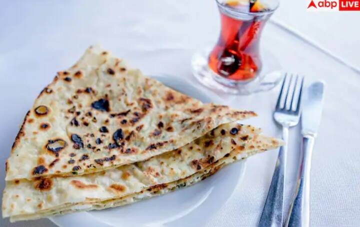 NutriScan ਦੇ ਨਿਊਟ੍ਰੀਸ਼ਨ ਡੇਟਾ ਦੇ ਅਨੁਸਾਰ, ਇੱਕ ਆਲੂ ਦੇ ਪਰੌਂਠੇ ਵਿੱਚ 260 ਤੋਂ 300 ਕੈਲੋਰੀਆਂ ਹੋ ਸਕਦੀਆਂ ਹਨ। ਕੈਲੋਰੀ ਦਾ ਅੰਤਰ ਵਰਤੇ ਗਏ ਤੇਲ ਅਤੇ ਘਿਓ ਦੀ ਮਾਤਰਾ ਅਤੇ ਭਰਾਈ 'ਤੇ ਨਿਰਭਰ ਕਰਦਾ ਹੈ।