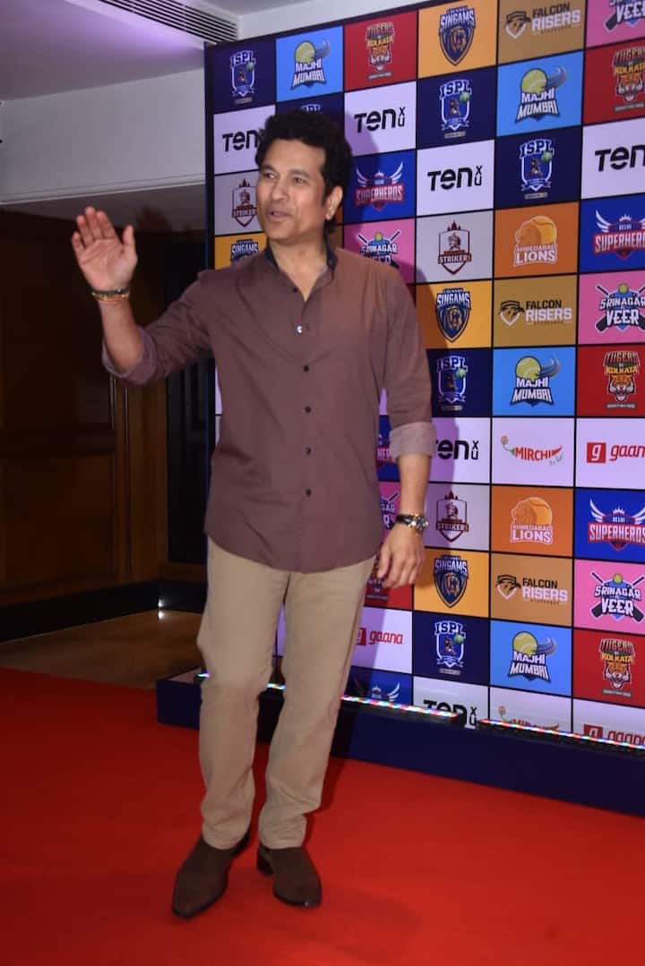 आईएसपीएल के कोर मेंबर सचिन तेंदुलकर ने आज इस इवेंट में शिरकत की. क्रिकेट के मास्टर को इवेंट पर कैजुअल लुक में देखा गया और अब उनकी तस्वीरों को सोशल मीडिया पर बहुत पसंद किया जा रहा है.