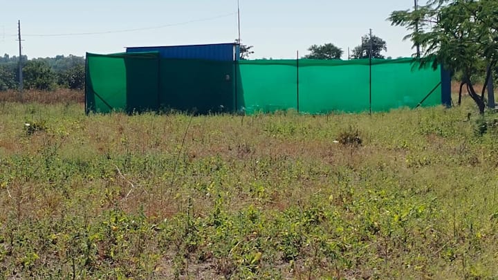 या कारवाईदरम्यान, अधिकाऱ्यांनी मेफेड्रोनच्या बेकायदेशीर उत्पादनासाठी वापरल्या जाणाऱ्या तात्पुरत्या भट्ट्या आणि इतर उपकरणे जप्त करण्यात आले आहेत.