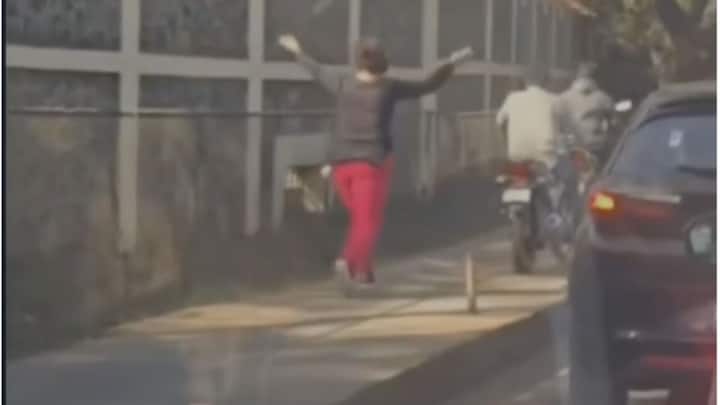 पुण्यातील या व्हिडिओमध्ये चक्क फुटपाथ वरून दुचाकी चालवणाऱ्या वाहन चालकांना एका महिलेने थेट हाथ जोडत तुमची आरती ओवाळते असा खोचक निरोप देत त्यांच्या पाठीमागे धावताना दिसत आहे.