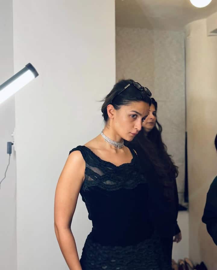 Fans are showering lots of love on these photos of Alia Bhatt. One fan commented- 'Stunning Alia.' Another fan said- 'Glam glam glam.'
