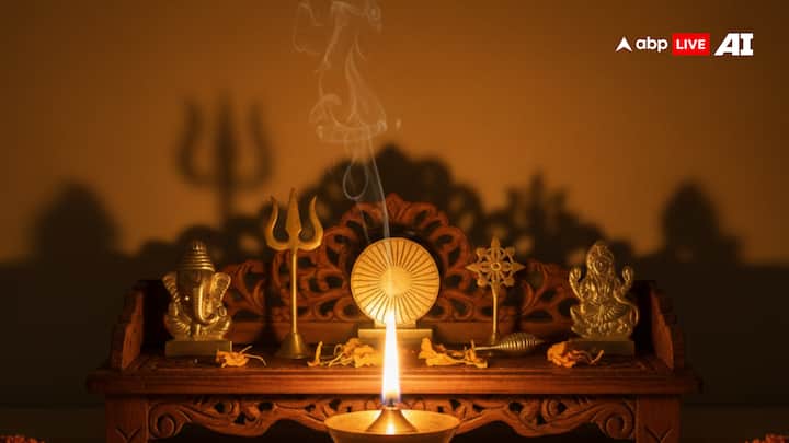 ఇంట్లో పూజ చేసేటప్పుడు పంచదేవులను పూజించడం చాలా ముఖ్యం. ఇలా చేయడం వల్ల ఇంట్లో ఎల్లప్పుడూ సానుకూల వాతావరణం ఉంటుంది. దీనితో పాటు పితృదేవతల ఆశీర్వాదం కూడా లభిస్తుంది. పంచదేవులలో గణేశుడు, శివుడు, విష్ణువు, దుర్గ , సూర్య భగవానులు ఉన్నారు.