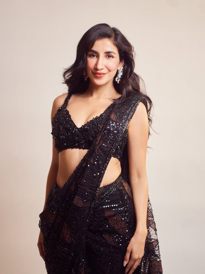 पारुल गुलाटी सोशल मीडिया पर भी अपने कातिलाना अदाओं से फैंस का दिल अपने नाम करती हैं. उनके सिजलिंग लुक्स के फैंस दीवाने हैं और हर बार ही एक्ट्रेस का अलग–अलग अवतार देख वो अपना दिल हार बैठते हैं.