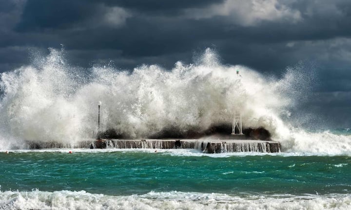 भूकंप के दौरान समुद्र तल कभी ऊपर उठता है, कभी नीचे धंसता है. यही अचानक होने वाला बदलाव पानी को ऊपर की ओर धक्का देता है और बड़ी-बड़ी लहरें बनना शुरू हो जाती है जो की सुनामी की शुरुआत होती है.