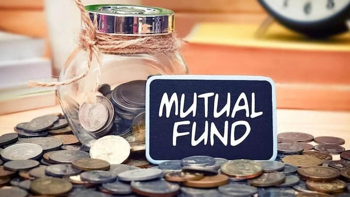 पांच साल की लॉक-इन वजह से जरूरत पड़ने पर पैसा निकालना भी पाॅसिबल नहीं होता. जो कई निवेशकों के लिए असुविधाजनक साबित होता है. हाई चार्ज का असर लंबे समय में भी दिखता है. यूलिप का रिटर्न अक्सर डायरेक्ट म्यूचुअल फंड्स से कम रहता है. क्योंकि फंड मैनेजमेंट और पॉलिसी चार्जेज रिटर्न को खा जाते हैं.