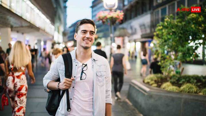 पिछले आठ साल में रेमिटेंस की रकम दोगुनी से भी ज्यादा बढ़ गई है. 2014-15 में यह 6 लाख करोड़ रुपये थी, जबकि 2024-25 में यह बढ़कर 11.63 लाख करोड़ रुपये हो गई. इसका असर हमारी अर्थव्यवस्था पर भी दिखता है, क्योंकि यह व्यापार घाटे का लगभग 47 प्रतिशत पूरा कर देती है.