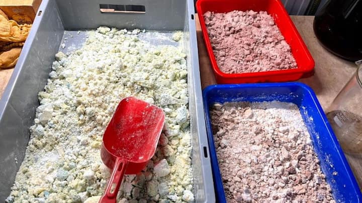 मेफेड्रोनच्या बेकायदेशीर उत्पादनासाठी वापरल्या जाणाऱ्या तात्पुरत्या भट्ट्या आणि इतर उपकरणे जप्त करण्यात आले आहेत.