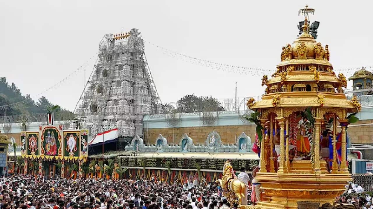 Tirupati Temple: সিল্কের শালের নামে ৫৪ কোটির কেলেঙ্কারি তিরুপতি মন্দিরে! ‘ওড়না’ দুর্নীতি নিয়ে চাঞ্চল্যকর তথ্য
