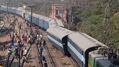 दिल्ली: शकूर बस्ती रेलवे स्टेशन पर बड़ा हादसा टला, 2 डिब्बे पटरी से उतरे