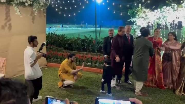 दिल्लीमध्ये डॉ.राहुल बोरुडे यांचे लग्न पार पडले होते, त्यावेळी पंतप्रधान नरेंद्र मोदी आवर्जुन उपस्थित होते. विशेष म्हणजे तेव्हा मोदींनी राज ठाकरेंच्या नातवाला जवळ घेत गालगुच्चे घेतले होते.