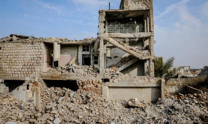 भूकंप की प्राइमरी तरंगे धरती के अंदर 6 से 8 किलोमीटर प्रति सेकंड की रफ्तार से दौड़ती हैं. सेकेंडरी तरंगे थोड़ी धीमी होती है, लेकिन ज्यादा विनाशकारी होती है. इन्हीं तरंगों की वजह से जमीन तेजी से हिलती है.