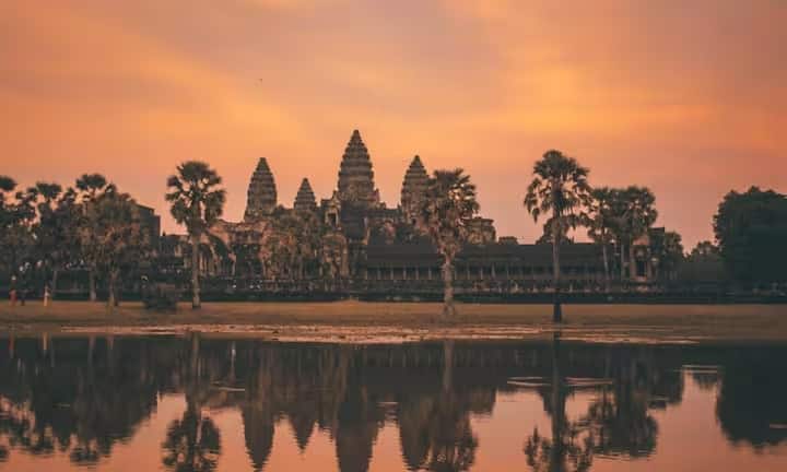 જો તમને ઇતિહાસમાં રસ હોય, તો કંબોડિયા એક ખજાનો છે. તમે કંબોડિયાના અંગકોર વાટ મંદિર સંકુલની મુલાકાત લઈ શકો છો, જે દર વર્ષે વિશ્વભરના પ્રવાસીઓને આકર્ષે છે. એક અઠવાડિયાની મુલાકાતનો કુલ ખર્ચ 40,000 થી 60,000 બાહ્ટ સુધીનો હોઈ શકે છે.