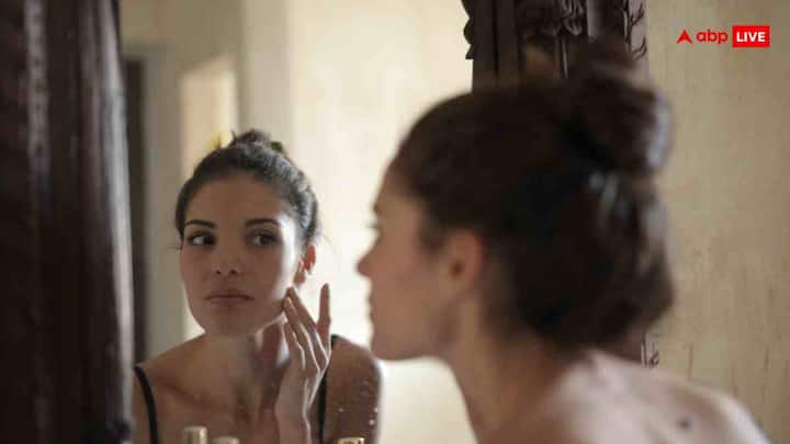 नियमित गर्म पानी और शहद पीने से शरीर के अंदर मौजूद टॉक्सिन्स निकलते हैं. इसका असर स्किन पर साफ दिखता है, जिससे चेहरा चमकदार बनता है और पिंपल्स जैसी समस्याएं कम होती हैं.