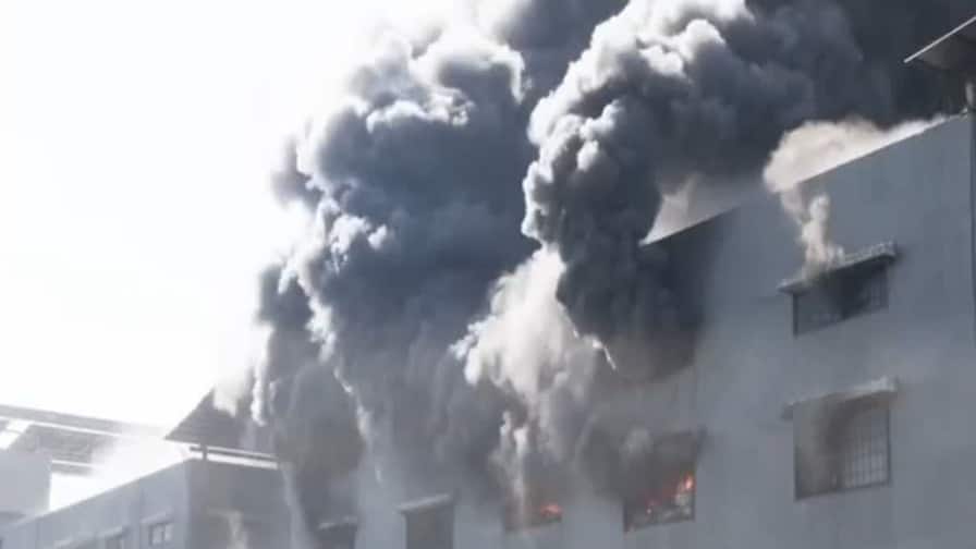 Surat: સુરત ટેક્સટાઇલ માર્કેટમાં ફરી લાગી આગ, 9 કલાકથી થઇ રહ્યો છે આગ પર કાબુ મેળવવા પ્રયાસ Surat News Fire breaks out again in Surat textile market and efforts are being made to control the fire for 9 hours Surat: સુરત ટેક્સટાઇલ માર્કેટમાં ફરી લાગી આગ, 9 કલાકથી થઇ રહ્યો છે આગ પર કાબુ મેળવવા પ્રયાસ