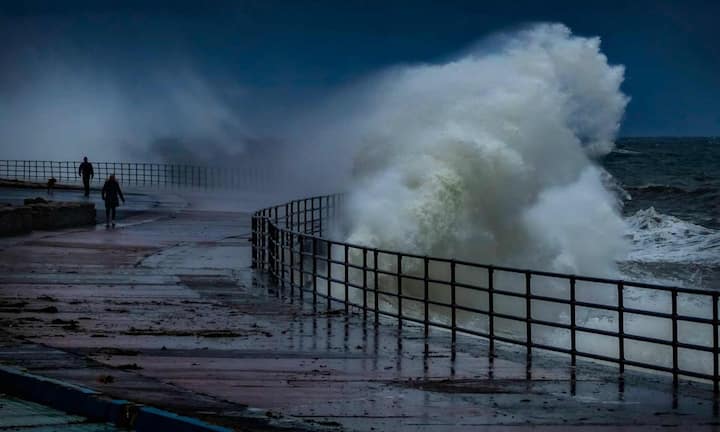 वहीं जब दो प्लेट आपस में टकराती है तो भारी मात्रा में ऊर्जा पानी के अंदर जाती है. यह ऊर्जा पानी को तेज ऊंची लहरों में बदल देती है जो तटीय क्षेत्र की ओर बढ़ती रहती है.