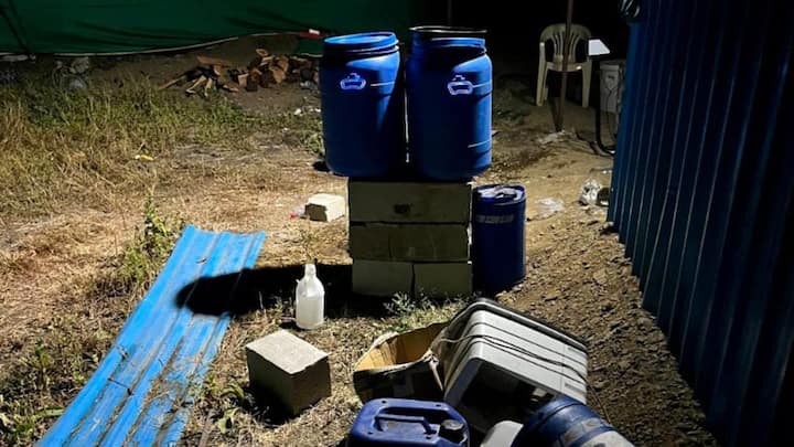 वर्धा जिल्हात बेकायदेशीर पद्धतीने ड्रग्ज फॅक्टरी सुरू होती, १९२ कोटी रुपयांचे १२८ किलो मेफेड्रोन जप्त करण्यात आले आहेतस तर तिघांना अटक करण्यात आली आहे.