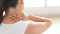 Cervical pain: સર્વાઇકલ પેઈનમાં તમારા શરીરમાં દેખાશે આ લક્ષણો, સારવાર માટે કરો આ કામ