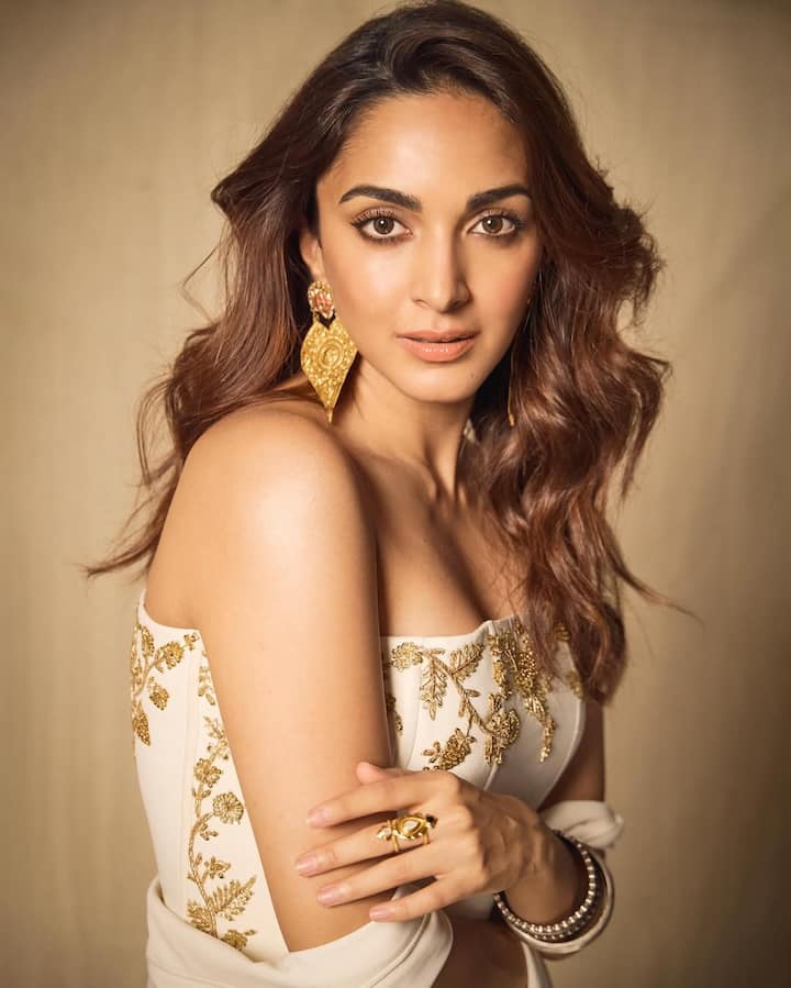 कियारा आडवाणी इन दिनों अपनी बिग फिल्म ‘वॉर 2’ को भी लेकर चर्चा मे हैं. इस फिल्म में कियारा के साथ ऋतिक रोशन और साउथ सुपरस्टार जूनियर एनटीआर ने भी स्क्रीन शेयर किया है.