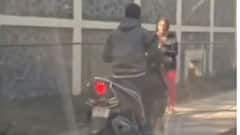 Pune News: फुटपाथवरून घातली दुचाकी? या तुमची आरती ओवाळते, हाताची आरती केली अन्... पुण्यातील महिलेचे फोटो व्हायरल