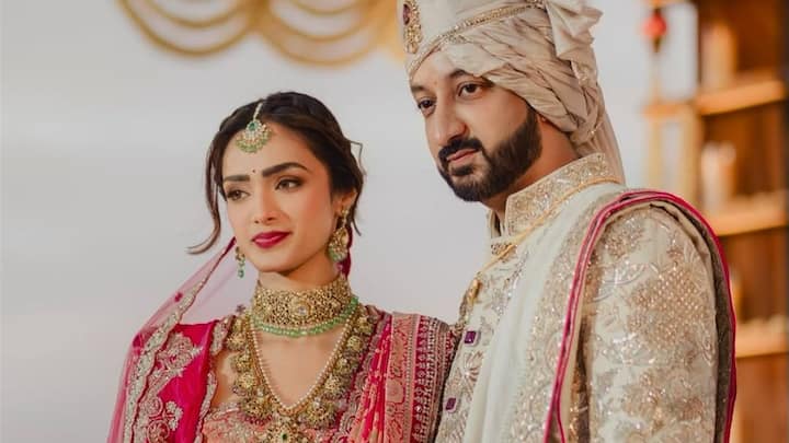 या लग्नसोहळ्यासाठी संपूर्ण पवार कुटुंब बहरिनला गेले होते. आता जय पवार आणि ऋतुजा पाटील यांच्या लग्नातील फोटो समोर आले आहे. ऋतुजा पाटील आणि जय पवार यांनी त्यांच्या सोशल मिडीयावर पोस्ट शेअर केली आहे.