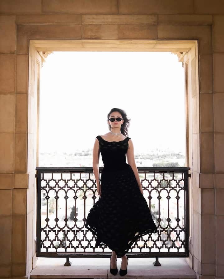 The actress has posed beautifully with dark glasses and matching heels. It has become difficult for fans to take their eyes off his photos.