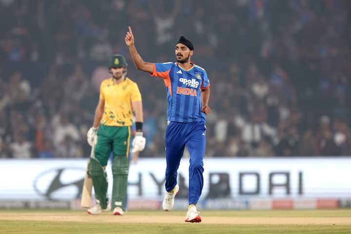 অপরদিকে, নতুন বলে তাঁর বোলিং পার্টনার তথা টি-টোয়েন্টিতে ভারতের সর্বাধিক উইকেটসংগ্রাহক অর্শদীপ সিংহও কিন্তু হতাশ করেননি।