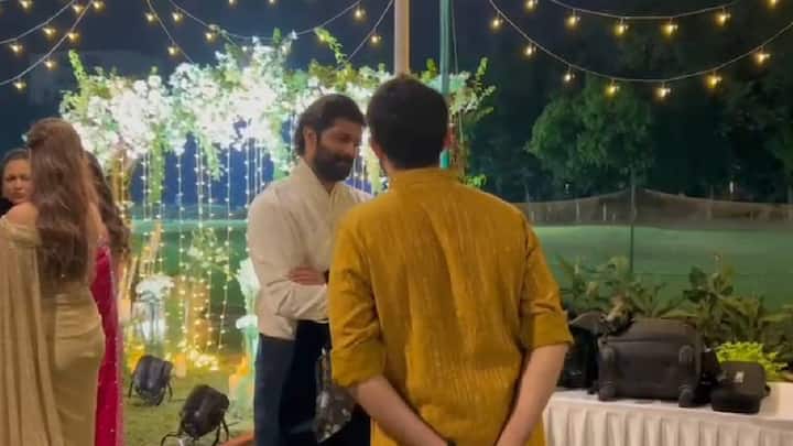 आदित्य ठाकरे आमि अमित ठाकरे यांच्याही या लग्नसोहळ्यात गप्पा मारताना आणि एकमेकांशी हस्तांदोलन करताना दिसून आले.