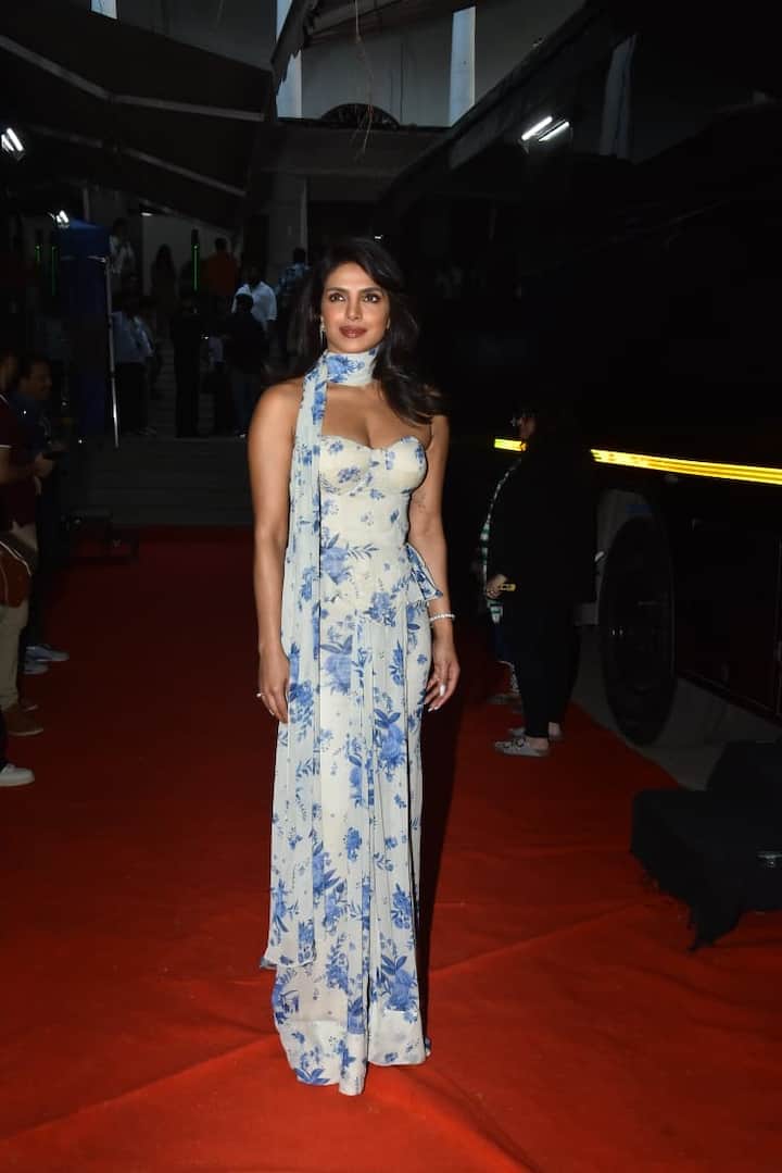 इस दौरान प्रियंका काफी कूल लुक में स्पॉट हुईं. व्हाइट एंड ब्लू कलर के ऑफ शोल्डर कॉर्सेट में एक्ट्रेस बहुत स्टनिंग दिख रही थीं.