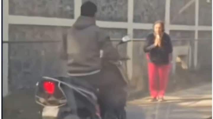 रस्त्यावर झालेली कोंडीमुळे अनेक दुचाकीस्वार यांनी फुटपाथ वरून जाणं पसंत केलं पण अशा दुचाकीस्वरांचा या महिलेने हात जोडून अपमान केला.