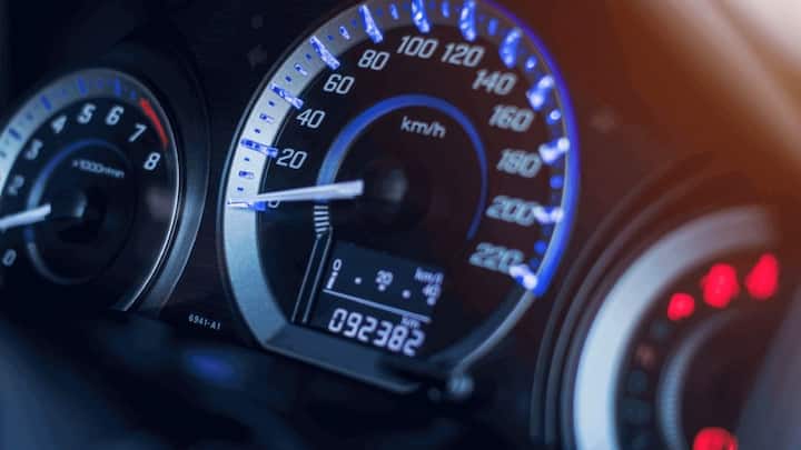 फीचर, सेफ्टी रेटिंग, माइलेज और सर्विस नेटवर्क को बराबर महत्व दें. सही चॉइस आगे काफ़ी खर्च बचाती है. मॉडल फाइनल करने के बाद टेस्ट ड्राइव जरूरी है. कागज पर कार कितनी भी शानदार लगे. उसका असली अंदाज़ सड़क पर ही समझ आता है.