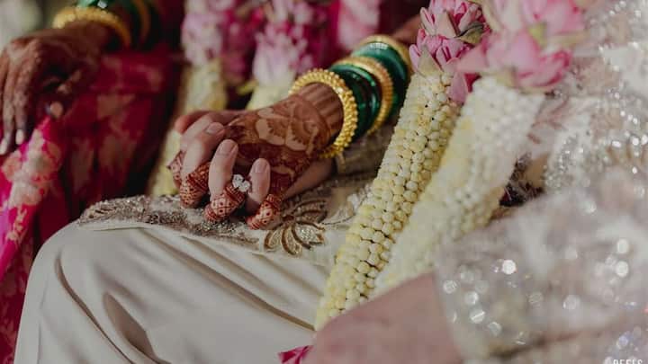 जय यांच्या वरातीमध्ये रेवती सुळे, युगेंद्र पवार, रोहित पवार दिसत होते. जय पवारांचा विवाहसोहळा बहरिनमध्ये पार पडला.