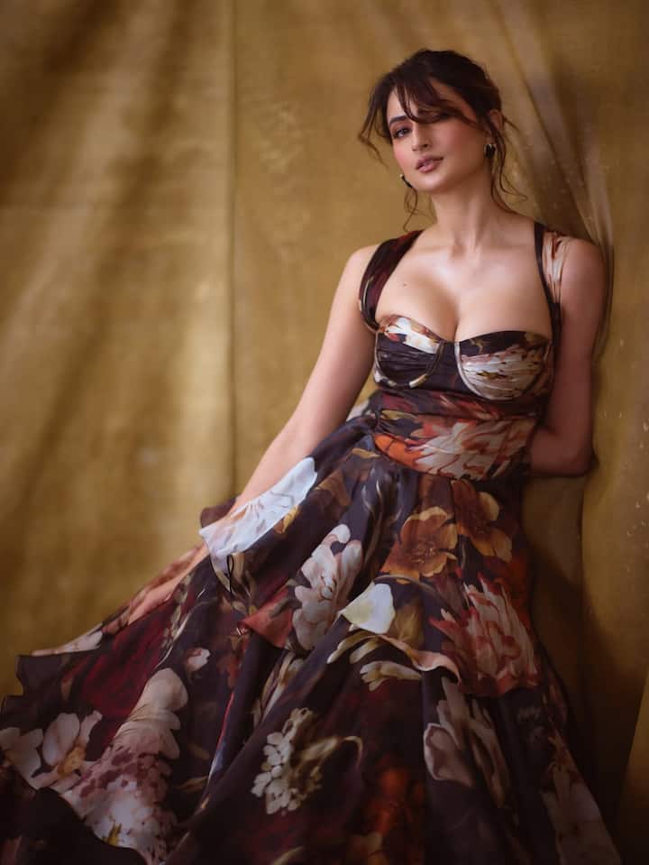 वर्कफ्रंट की बात करें तो पलक तिवारी हार्डी संधू के हिट गाने 'बिजली बिजली' और सलमान खान की फिल्म 'किसी का भाई किसी की जान' में नजर आ चुकी हैं।