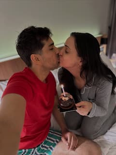 बर्थडे पर रोमांटिक हुए पॉपुलर एक्टर, पत्नी संग बेडरूम में लिपलॉक करते नजर आए एक्टर