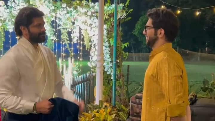 आदित्य ठाकरे या लग्नसोहळ्यातील स्वागत समारंभात हसत खेळत दिसून आले. काका राज ठाकरेंना जादू की झप्पी तर पुतण्यासोबत खेळताना दिसून आले आहेत.
