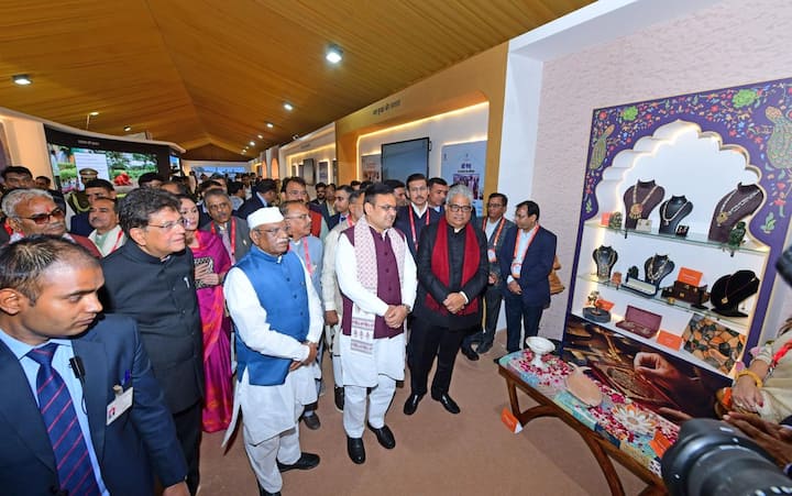 यह राज्य में निवेश आधारित विकास और नवाचार के नए दौर की शुरुआत को प्रदर्शित करने वाला है. प्रवासी राजस्थानी दिवस के समारोह में विषय आधारित 7 सेक्टरल सत्रों का भी आयोजन हुआ. इस दौरान रात को सांस्कृतिक कार्यक्रमों का आयोजन किया जाएगा. सीएम भजनलाल शर्मा ने इस मौके पर अपनी सरकार की 2 साल की उपलब्धियां गिनाईं.