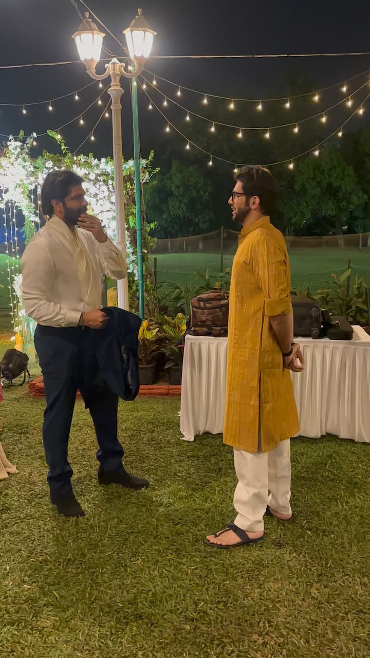 आता, मनसे नेते अमित ठाकरे यांचे मेहुणे डॉ.राहुल बोरुडे यांच्या विवाहाचा स्वागत समारंभ मुंबईतील वेलिंग्टन क्लब येथे पार पडत आहे. या स्वागत समारंभासाठी ठाकरे कुटुंब पुन्हा एकदा एकत्र आल्याचं पाहायला मिळालं.