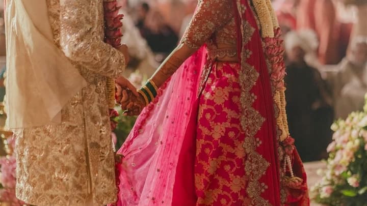 जय पवारांच्या बायकोचं नाव ऋतुजा पवार आहे. ऋतुजा या फलटणच्या आहेत. सोशल मिडिया कंपनी सांभाळणारे प्रवीण पाटील यांची त्या कन्या आहेत. या लग्नसोहळ्याला संपूर्ण पवार आणि पाटील कुटुंब उपस्थित होते. या दोन्ही कुटुंबांनी फक्त ४०० लोकांनी लग्नासाठी बोलावले होते.