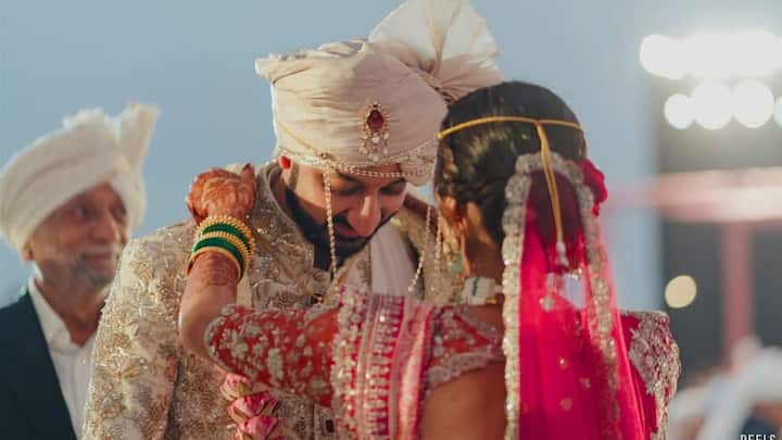 जय पवार यांच्या लग्नाला सुप्रिया सुळे, शरद पवार आणि प्रतिभा पवार उपस्थित नव्हते. सुप्रिया सुळेंनी या नवीन जोडप्याला सोशल मिडीयावर शुभेच्छा दिल्या होत्या.