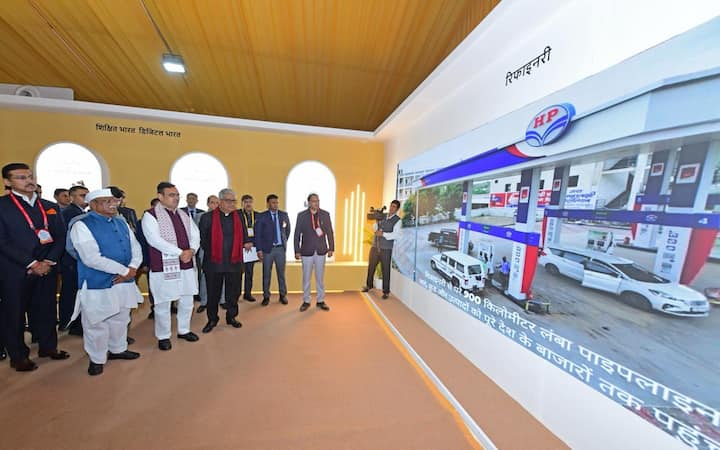 उन्होंने प्रवासी राजस्थानियों को फिल्म अभिनेता शाहरुख खान की फिल्म स्वदेश का हवाला दिया. सीएम ने कहा कि जिस तरह स्वदेश फिल्म में शाहरुख खान ने बड़ी चीजों को छोड़कर अपने गांव जाकर उसे संवारने और बढ़ाने का फैसला किया था. सीएम भजनलाल शर्मा ने इस मौके पर कहा कि राजस्थान में हर साल 10 दिसंबर को प्रवासी राजस्थानी दिवस आयोजित किया जाएगा.