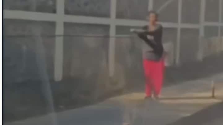 रस्त्यावर झालेली कोंडीमुळे अनेक दुचाकीस्वार यांनी फुटपाथ वरून जाणं पसंत केलं पण अशा दुचाकीस्वरांचा या महिलेने अपमान केला.