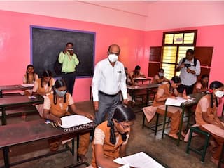 பள்ளிகளில் அரையாண்டுத் தேர்வு ஆரம்பம்; வினாத்தாளை புகைப்படம் எடுக்கத்தடை- விடுமுறை எப்போது?