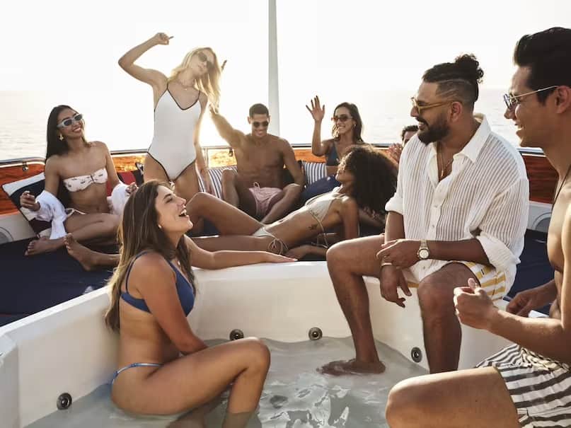 युवराज सिंहसोबत यॉटवर हॉट फोटोशूट; 'त्या' अभिनेत्रीसोबतच्या व्हायरल बोल्ड PHOTOs नी इंटरनेट हादरलं